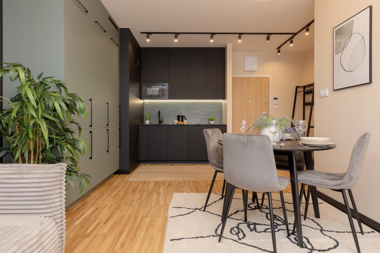 Praga With Parking Podskarbinska By Renters Апартаменти