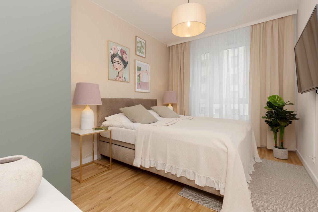 Praga With Parking Podskarbinska By Renters Апартаменти